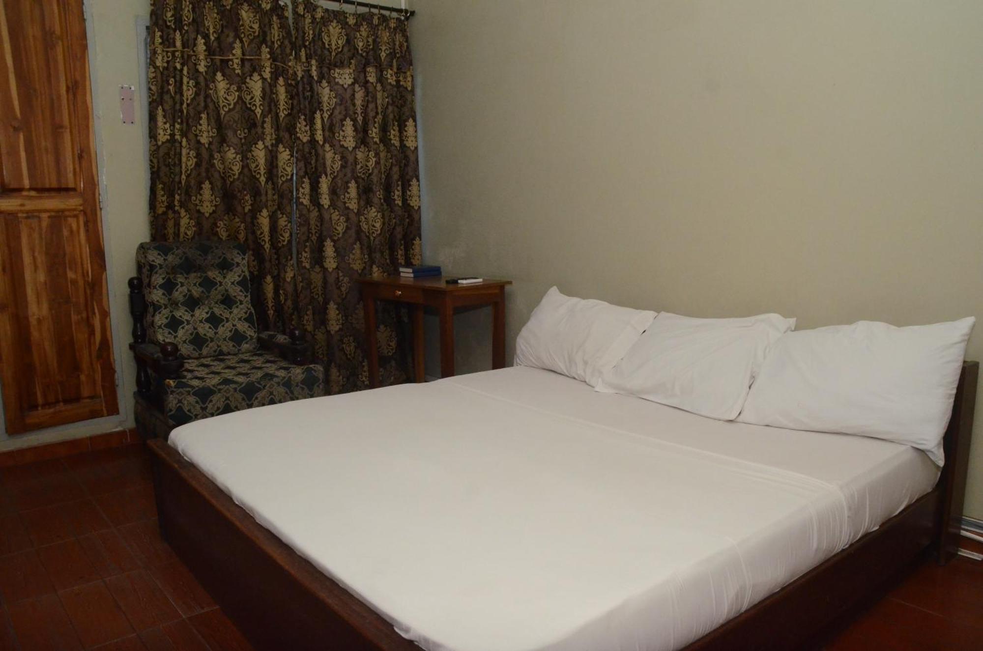Hotel Ambassadors Ломе Екстериор снимка