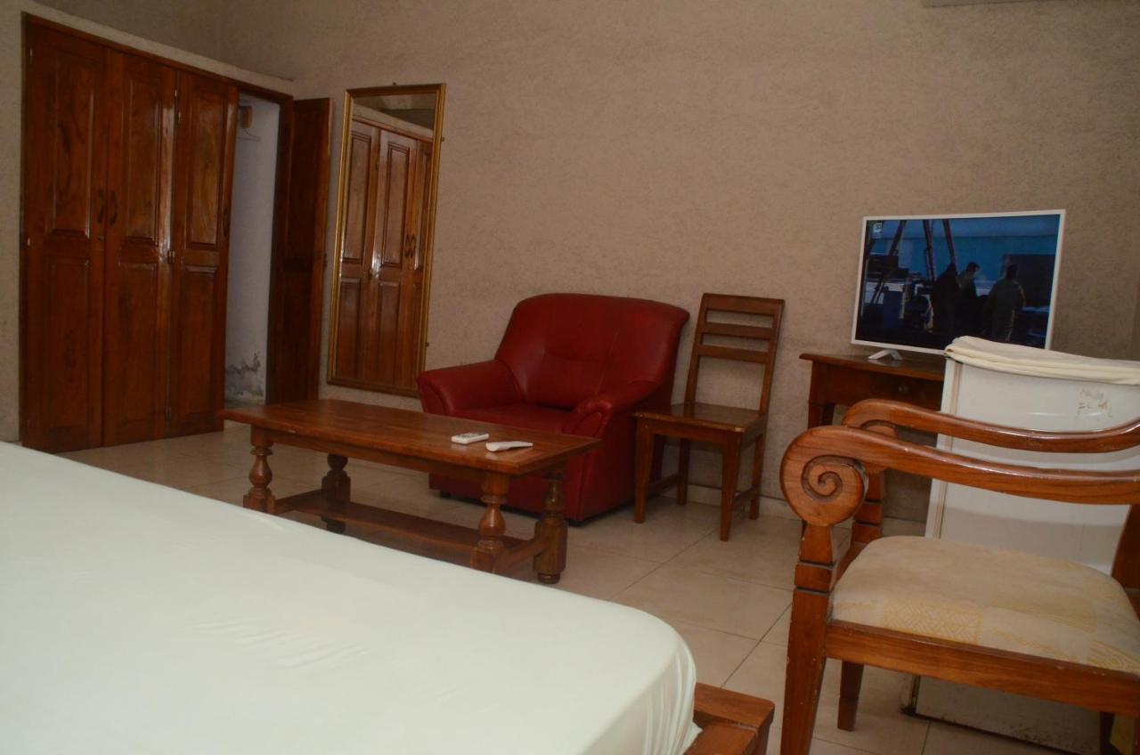 Hotel Ambassadors Ломе Екстериор снимка